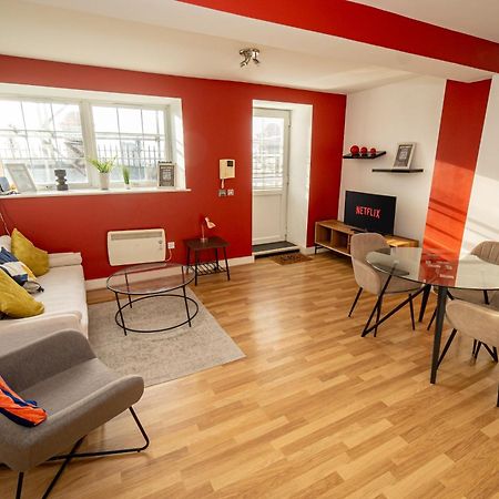 Cozy And Modern 2-Bed Apartment Σουόνσι Εξωτερικό φωτογραφία