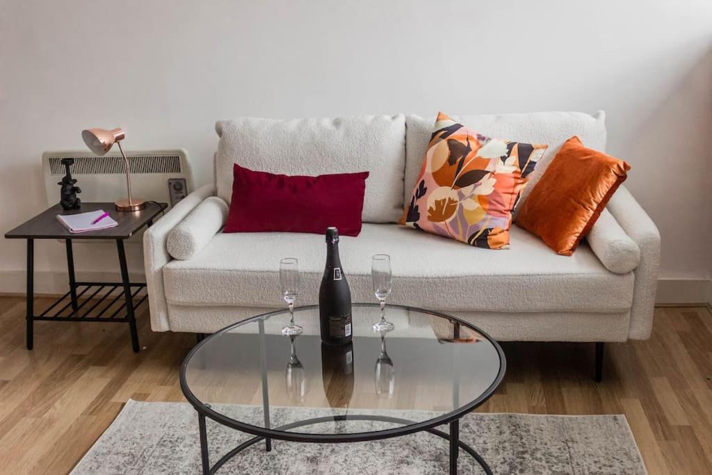 Cozy And Modern 2-Bed Apartment Σουόνσι Εξωτερικό φωτογραφία