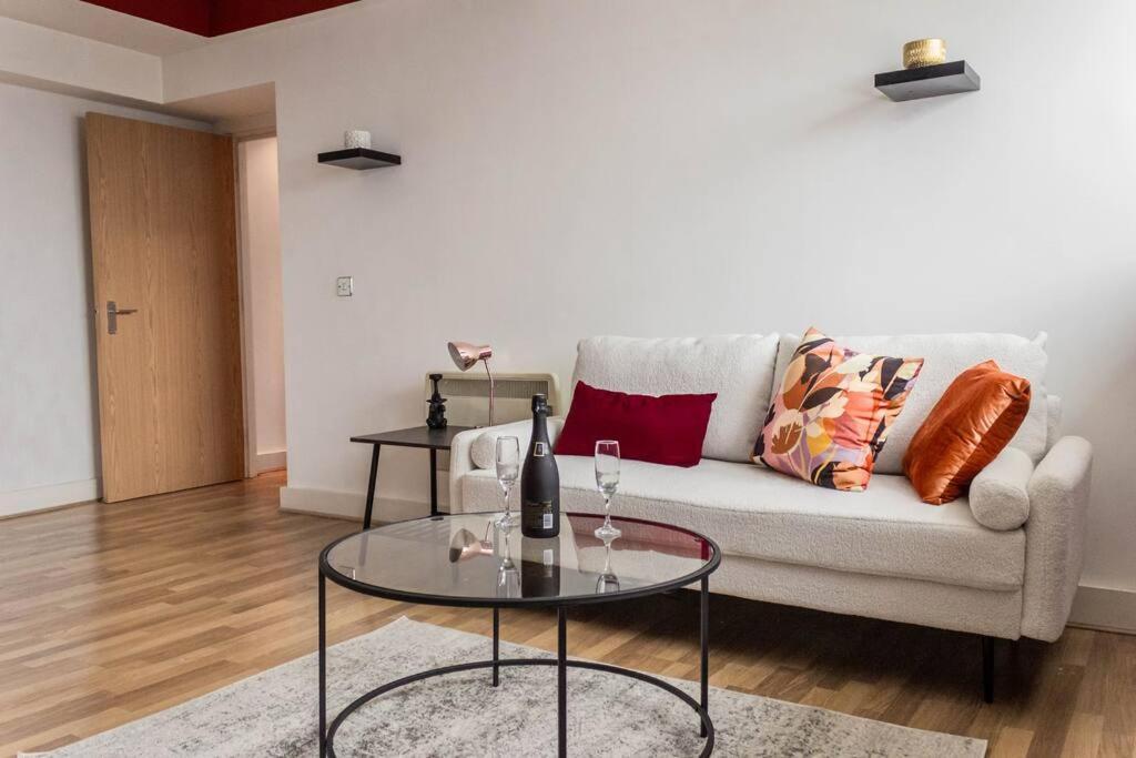 Cozy And Modern 2-Bed Apartment Σουόνσι Εξωτερικό φωτογραφία