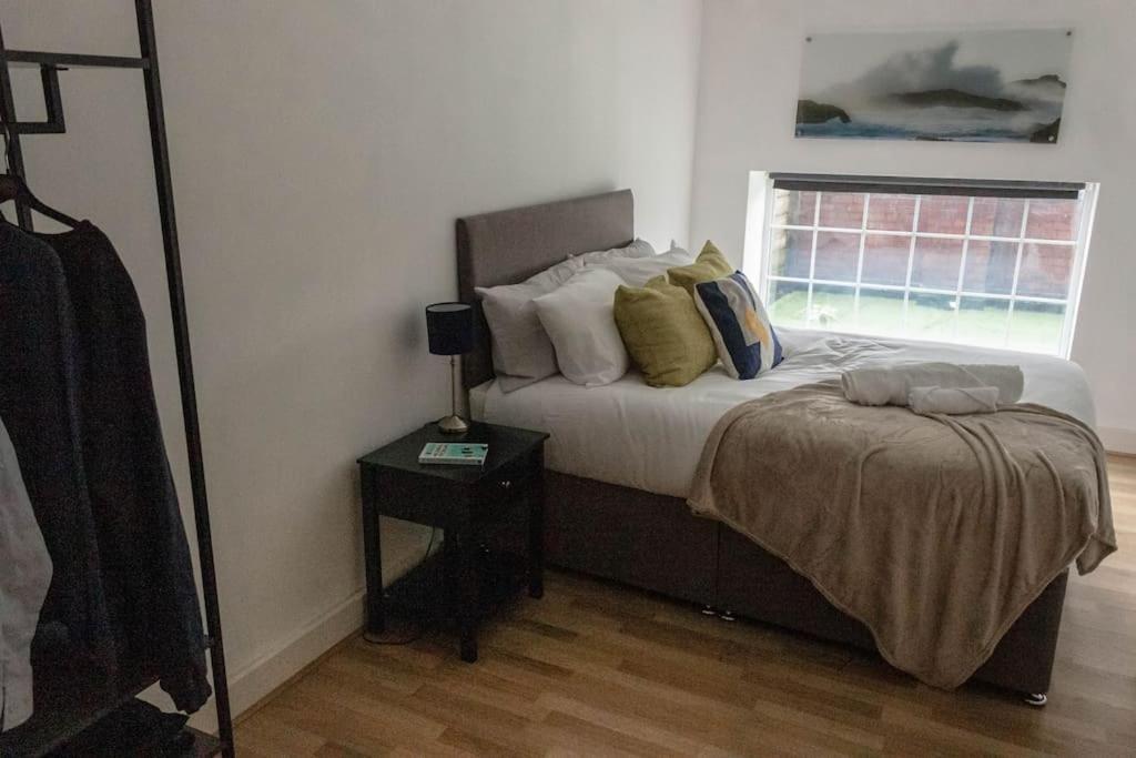 Cozy And Modern 2-Bed Apartment Σουόνσι Εξωτερικό φωτογραφία