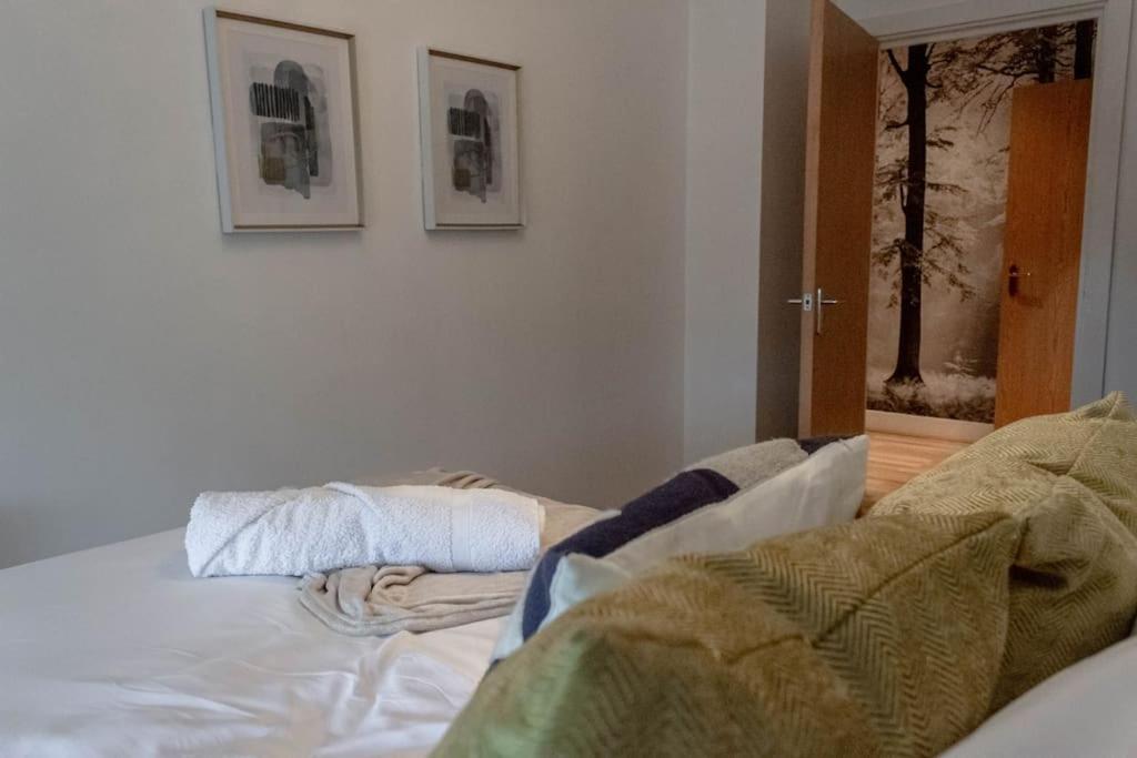 Cozy And Modern 2-Bed Apartment Σουόνσι Εξωτερικό φωτογραφία